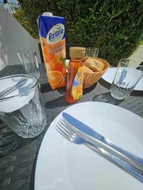 Marina Gardens, delightful 2 bedroom apartment